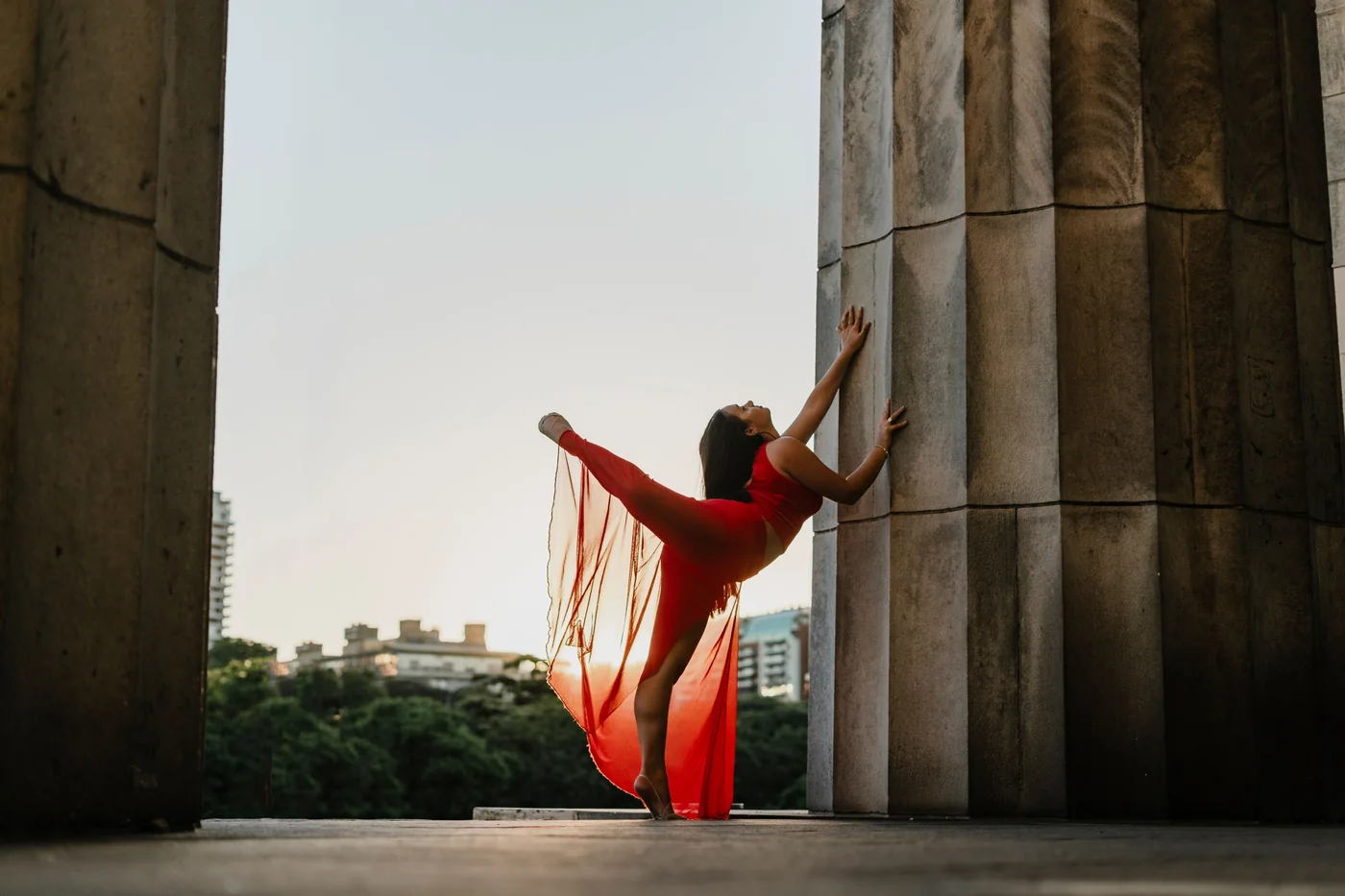 En flamencodanser i en kruset kjole midt i en bevægelse i en hule
