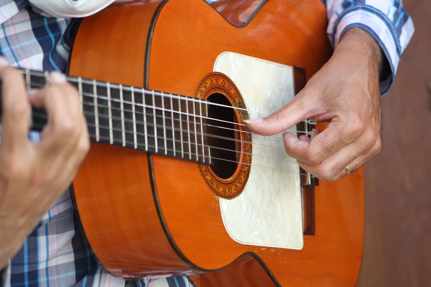 En flamencoguitarist, der spiller inde i en hvidkalket hule