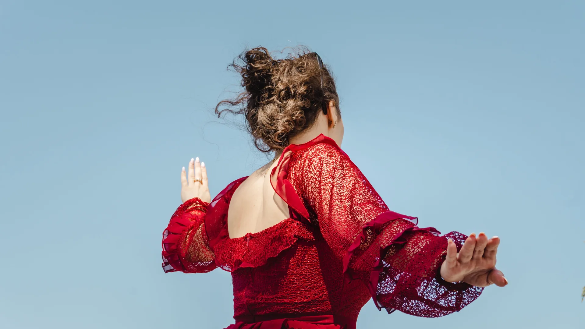 Flamenco-dansere optræder i en hvidkalket hule i Sacromonte, Granada
